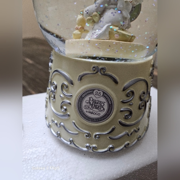 Precious Moments' 25th anniversary musical Snowglobe "Gold and Silver Waltz" - Picture 6 of 11
